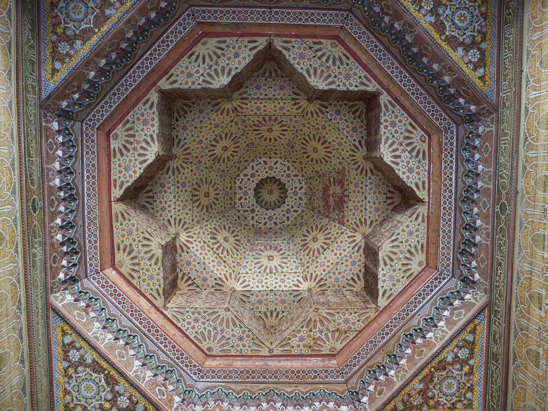 Bemalte achteckige Kuppeldecke in Dar El Bacha